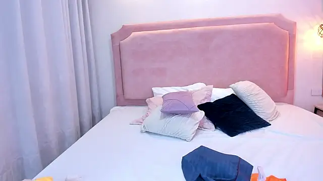 sophiawhite   online show from March 5, 2025, 7:38 pm