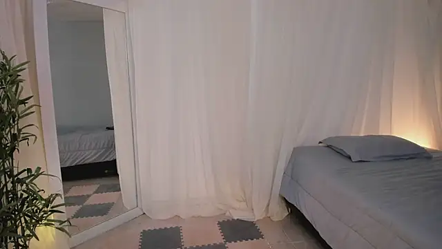 Lia Sweett  online show from April 17, 2026, 3:59 pm