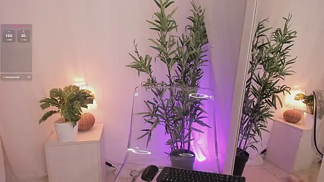 Lia Sweett  online show from September 22, 2025, 3:51 pm