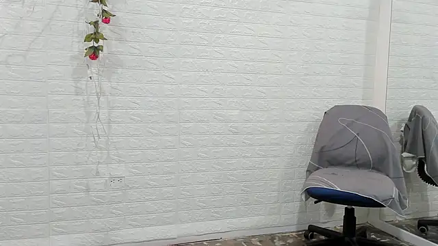 Snapshot of CHantal_33 chatting on December 29, 2024, 4:51 pm CHantal 33 online show from December 29, 2024, 4:51 pm