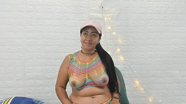 Snapshot of CHantal_33 chatting on December 16, 2024, 1:32 pm CHantal 33 online show from December 16, 2024, 1:32 pm