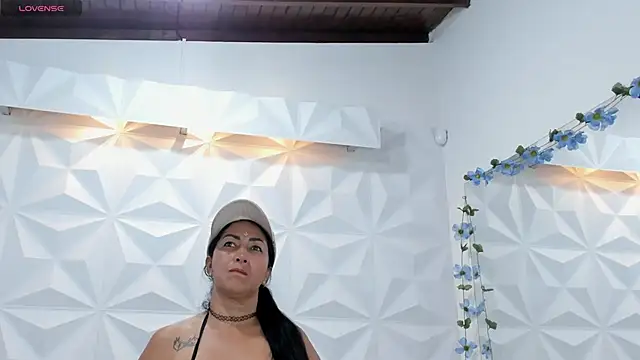 Snapshot of CHantal_33 chatting on January 4, 2025, 7:34 pm CHantal 33 online show from January 4, 2025, 7:34 pm