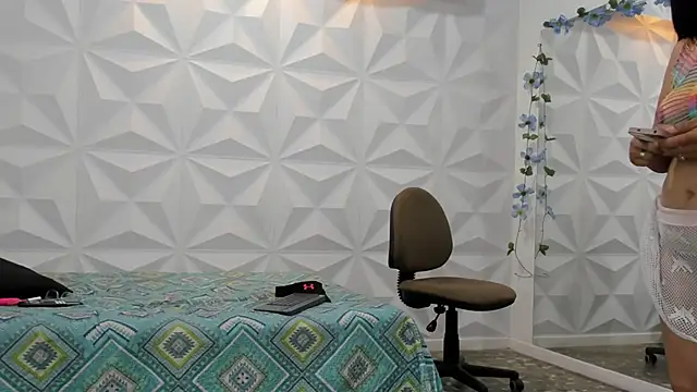 Snapshot of CHantal_33 chatting on January 10, 2025, 8:37 pm CHantal 33 online show from January 10, 2025, 8:37 pm