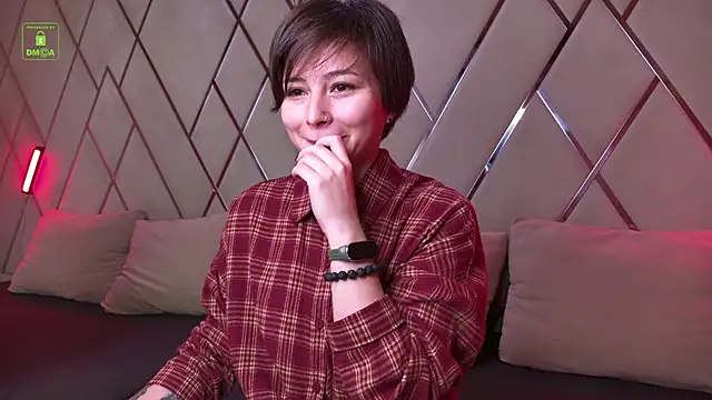 Ishtar Divine online show from November 9, 2025, 10:52 am