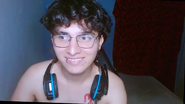 Snapshot of Charley_quin chatting on May 4, 2026, 11:18 pm Charley quin online show from May 4, 2026, 11:18 pm