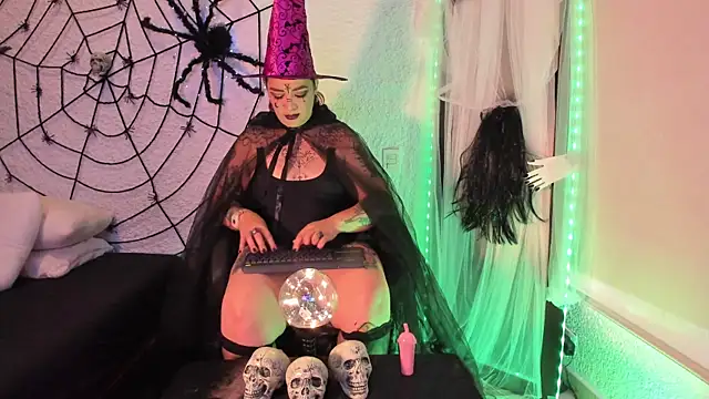 poisson ivy online show from October 3, 2025, 8:21 pm