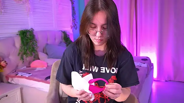 AmeliaMead online show from January 18, 2025, 12:15 pm