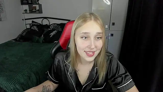 LinaTruly online show from September 11, 2025, 9:48 pm