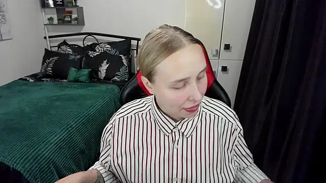 LinaTruly online show from September 24, 2025, 8:48 pm