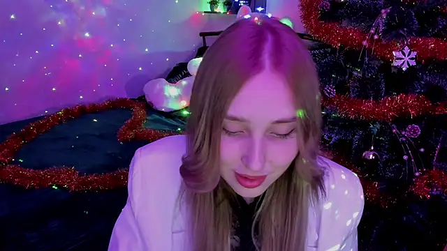 LinaTruly online show from December 28, 2024, 8:04 pm