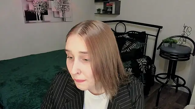 LinaTruly online show from March 5, 2025, 8:32 pm