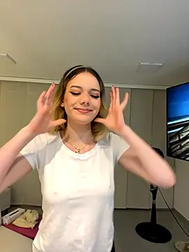 NicoleCut online show from November 5, 2025, 10:51 am