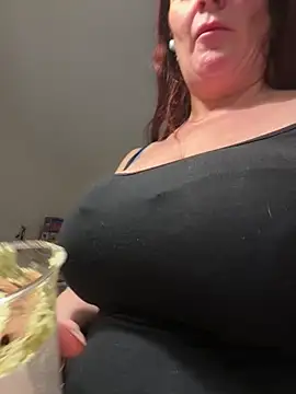 Snapshot of Engel_mia chatting on February 3, 2026, 10:04 pm Engel mia online show from February 3, 2026, 10:04 pm