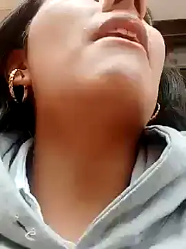 CarlaAlvez online show from September 12, 2025, 2:28 pm