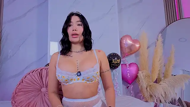 Chlooee   online show from November 3, 2025, 1:22 am