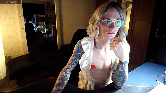 Julia dolls online show from November 6, 2025, 6:12 pm