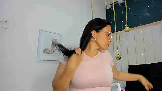 Snapshot of africa_holmes chatting on November 30, 2025, 2:34 am africa holmes online show from November 30, 2025, 2:34 am