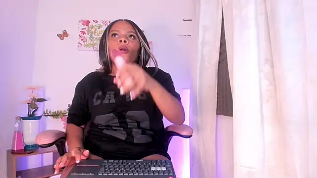 Snapshot of sexy_queenx chatting on December 22, 2024, 12:50 am sexy queenx online show from December 22, 2024, 12:50 am