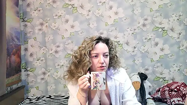 KattyLuuu online show from November 1, 2025, 8:57 pm