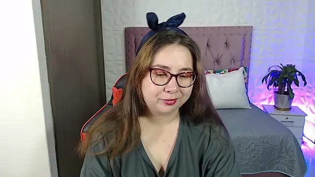 chloe prg online show from February 22, 2025, 12:51 pm