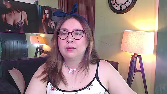 chloe prg online show from September 18, 2025, 5:54 am