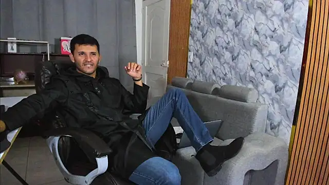 Hideintheoffice online show from February 5, 2026, 3:35 am