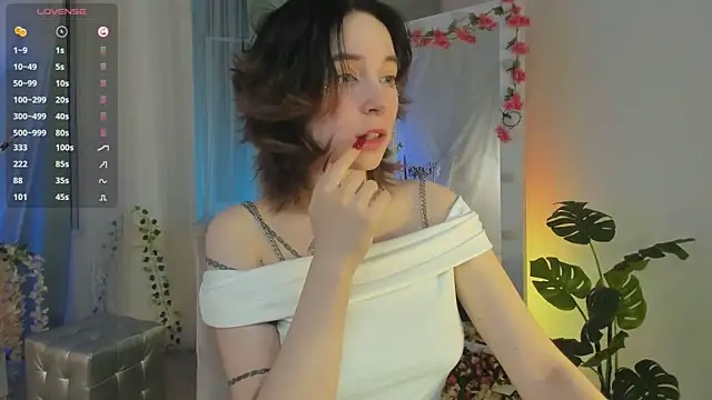 lilithlunna online show from February 19, 2025, 2:23 am