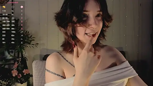 lilithlunna online show from March 8, 2025, 4:34 am