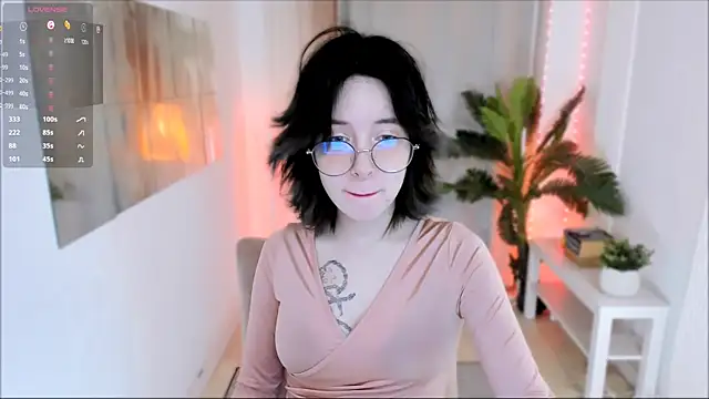 lilithlunna online show from January 31, 2025, 10:10 pm