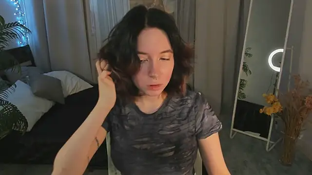 lilithlunna online show from February 25, 2025, 3:53 pm