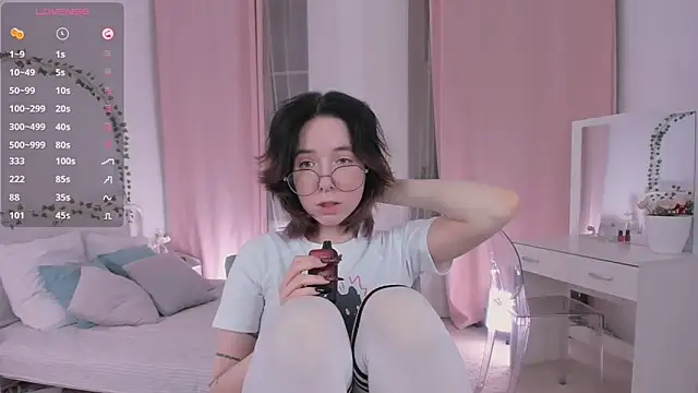 lilithlunna online show from February 27, 2025, 1:19 am