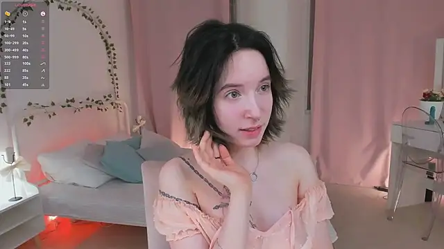 lilithlunna online show from February 4, 2025, 7:11 pm