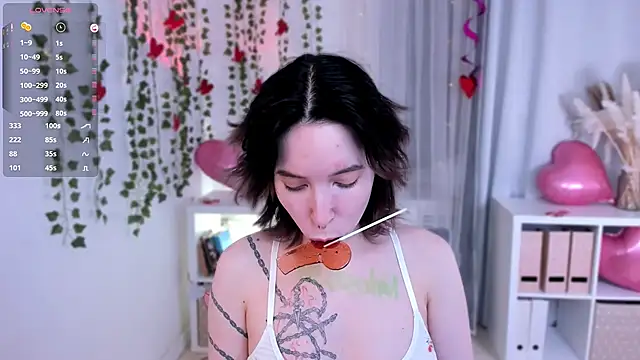 lilithlunna online show from February 14, 2025, 7:33 pm