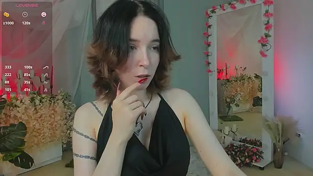 lilithlunna online show from March 5, 2025, 4:35 pm