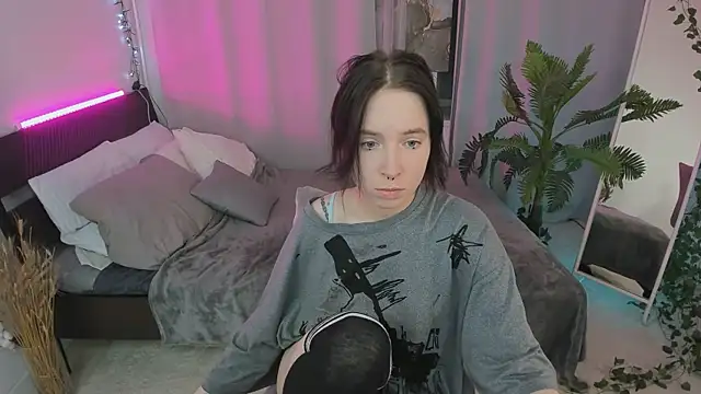 lilithlunna online show from September 26, 2025, 2:24 pm