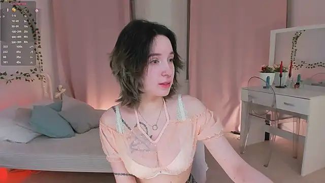 lilithlunna online show from February 4, 2025, 4:08 pm