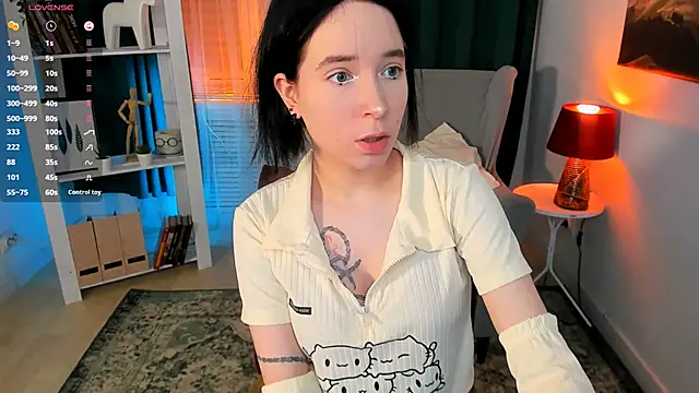 lilithlunna online show from October 17, 2025, 12:40 pm