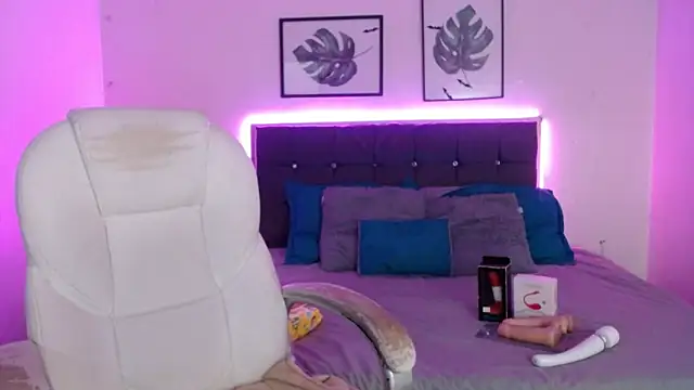 mia collens online show from November 15, 2025, 2:48 am