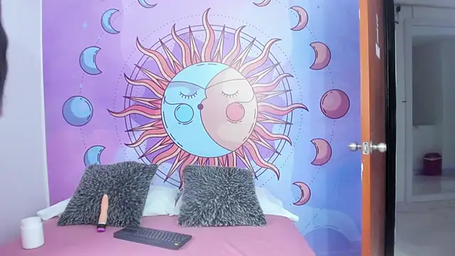 Mariana 16  online show from September 18, 2025, 7:39 pm