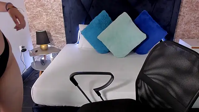 Lily Woodz online show from March 12, 2025, 6:43 pm