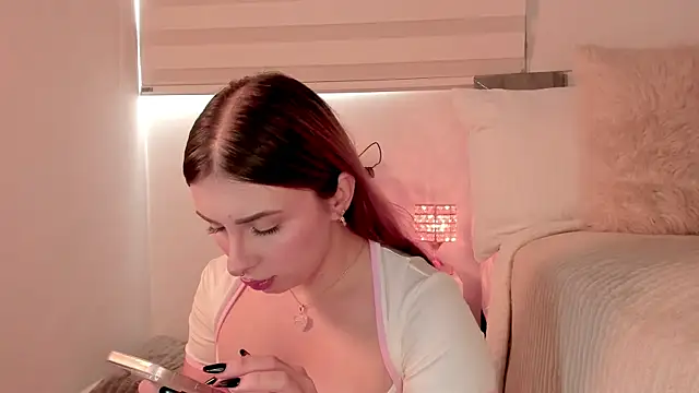 Snapshot of Alissonroses chatting on June 18, 2026, 8:36 pm Alissonroses online show from June 18, 2026, 8:36 pm