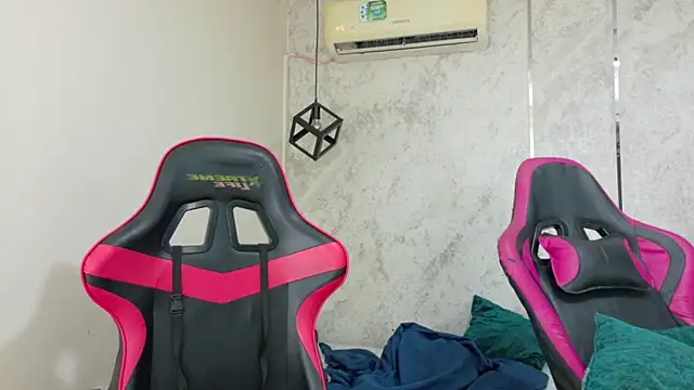 dani-lue online show from April 15, 2026, 2:43 pm