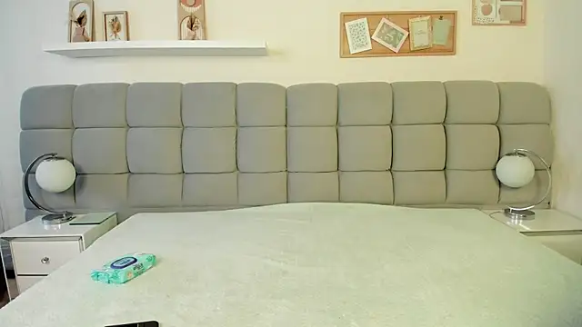 Chlooe Zoe online show from October 11, 2025, 7:04 pm