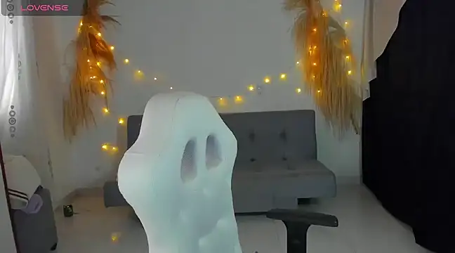 lovelypocahontas11 online show from January 25, 2025, 9:35 pm