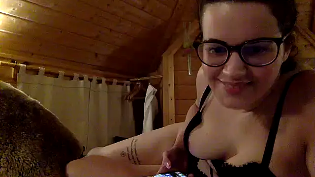 LolaGuess online show from December 22, 2024, 9:53 pm