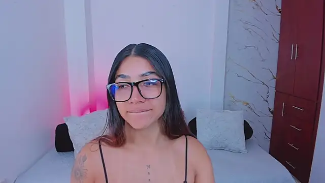 martina roldam online show from April 13, 2026, 2:26 am