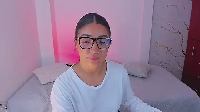 martina roldam online show from March 16, 2026, 5:44 am