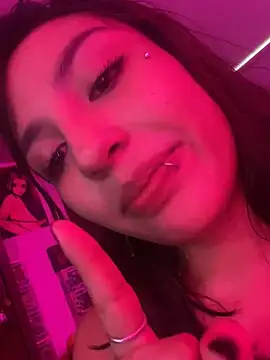 Snapshot of lauuraww chatting on February 24, 2025, 12:48 pm lauuraww online show from February 24, 2025, 12:48 pm