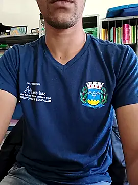 latinoboybig online show from April 15, 2026, 4:11 pm