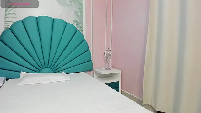 Daphne Fox  online show from February 4, 2025, 9:38 am